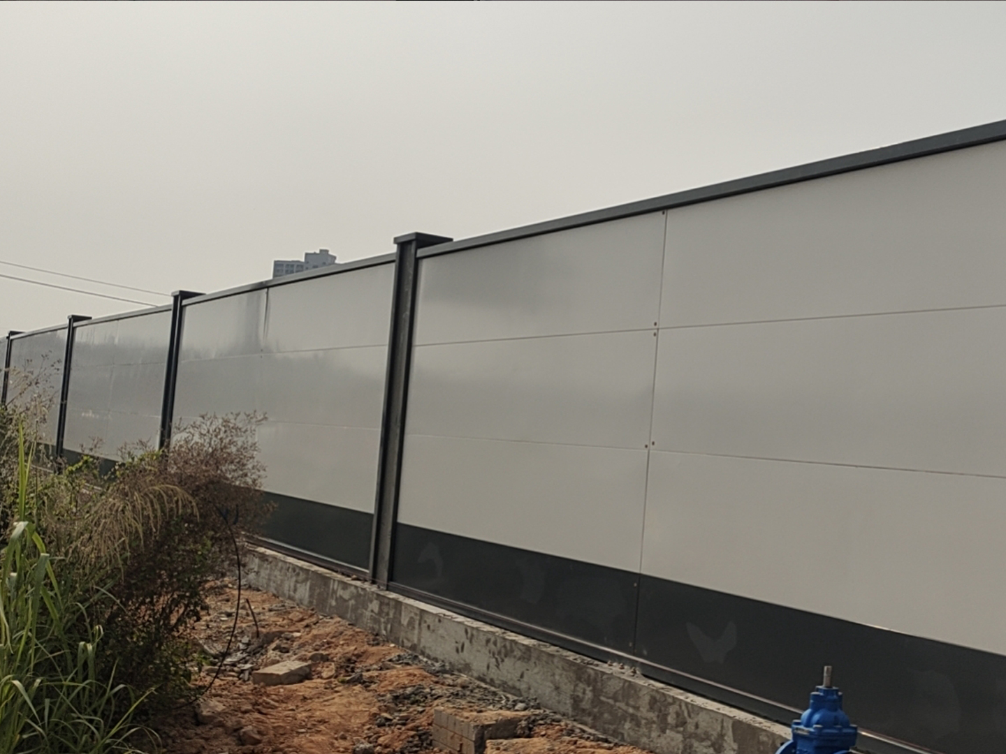 隔開的是施工現(xiàn)場(chǎng) 隔不開的是對(duì)城市發(fā)展的期待